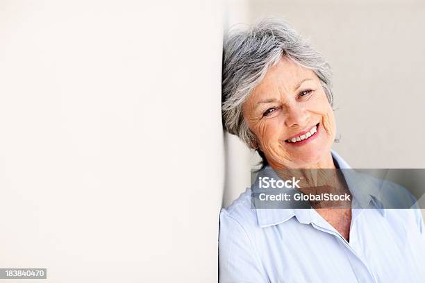 Zufrieden Business Frau Schiefen Gegen Die Wand Stockfoto und mehr Bilder von 60-69 Jahre - 60-69 Jahre, Aktiver Senior, Alter Erwachsener