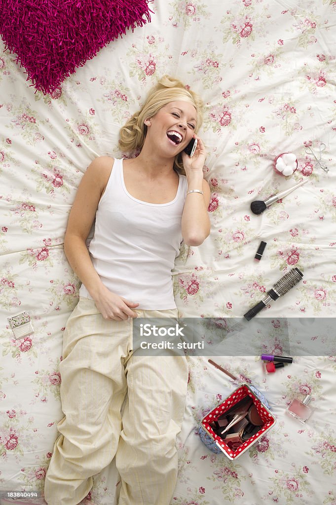 Молодая женщина, Смеяться на телефоне - Стоковые фото 20-24 года роялти-фри