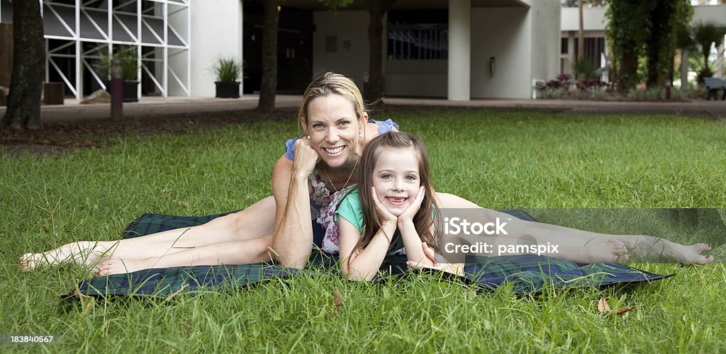 Active mère et fille de diviser en plein air sur le VERT HERBE - Photo de 30-34 ans libre de droits