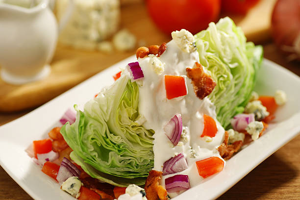 cunha com os ingredientes de salada - iceberg lettuce imagens e fotografias de stock