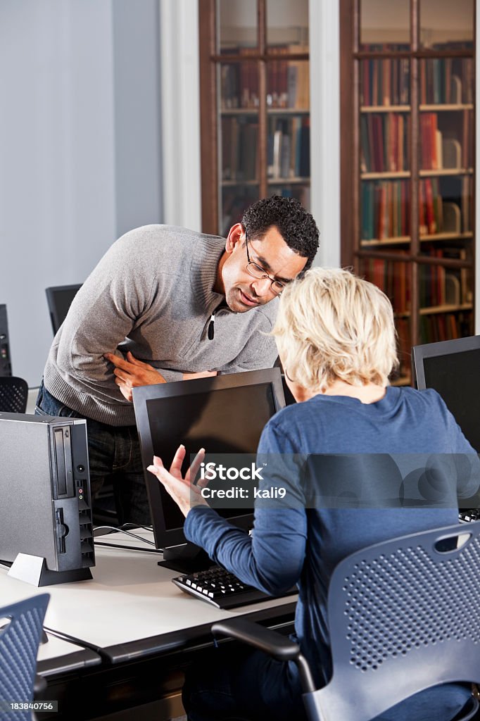 Frustré utilisateur d'ordinateur dans le bureau - Photo de Adulte libre de droits