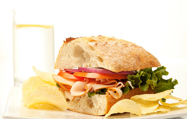 sandwich di tacchino & patatine fritte - sandwich turkey potato chip plate foto e immagini stock