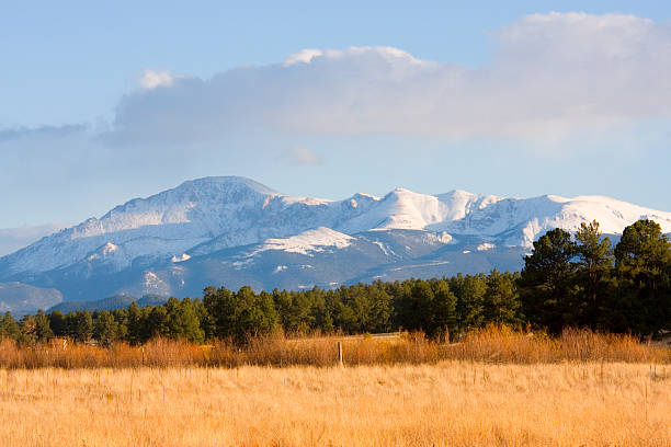 snowy pikes peak - 14000 foot peak zdjęcia i obrazy z banku zdjęć