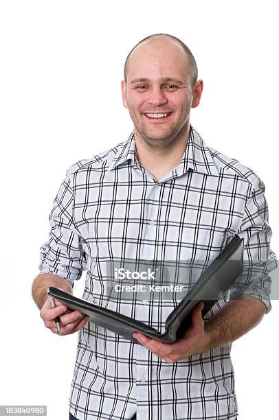 Sorridente Com Notebook - Fotografias de stock e mais imagens de 20-29 Anos - 20-29 Anos, 30-34 Anos, 30-39 Anos