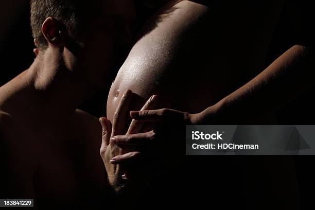Uomo Abbraccia Incinta Del Ventre - Fotografie stock e altre immagini di Incinta - Incinta, Sesso e riproduzione sessuale, Madre