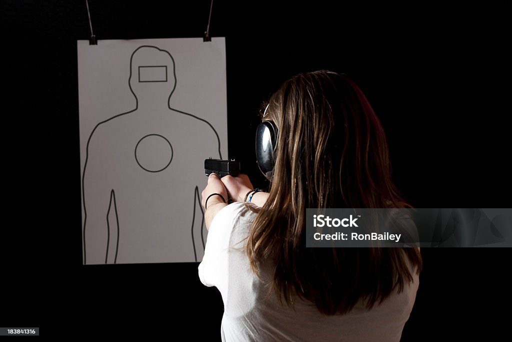 Jeune femme tir-aucun Bullet Holes - Photo de Arme à feu libre de droits
