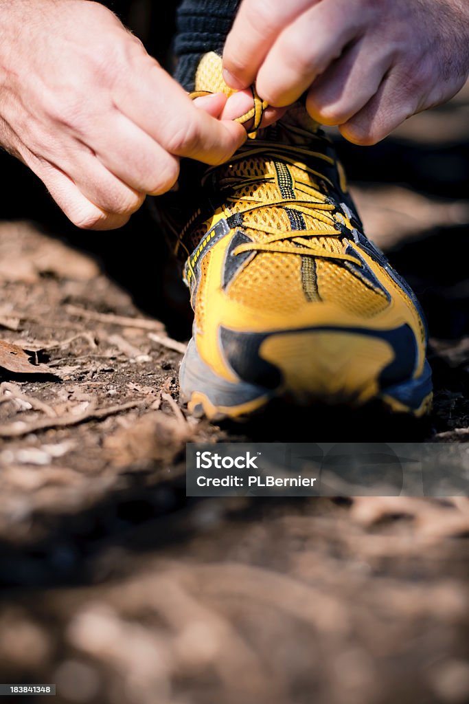 Primavera de running em percursos de terra - Royalty-free Amarelo Foto de stock