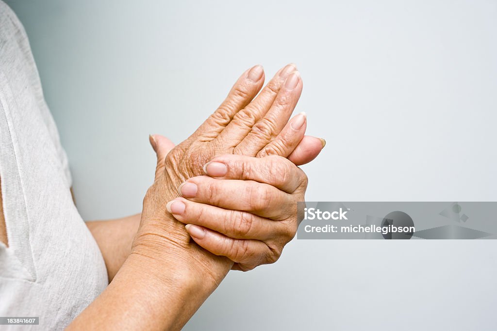 Ältere Frau greife arthritische Hände - Lizenzfrei Arthritis Stock-Foto
