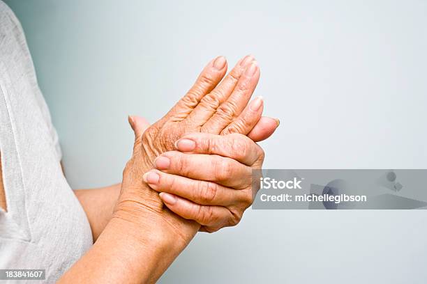 Elderly Woman Entender Artríticas Manos Foto de stock y más banco de imágenes de Artritis - Artritis, Dolor, Reumatismo