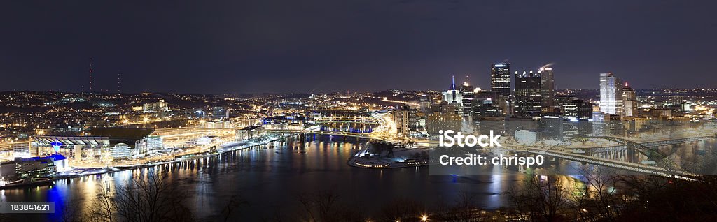 Antena vista panorámica de la ciudad de Pittsburgh, por la noche - Foto de stock de Panorama urbano libre de derechos