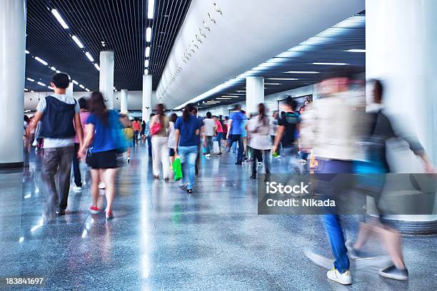 Trabalhadores Da Cidade - Fotografias de stock e mais imagens de Aeroporto - Aeroporto, Multidão, Rua