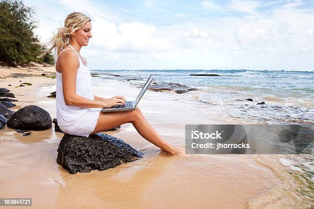 若い女性のラップトップにビーチ - ハワイ島のストックフォトや画像を多数ご用意 - ハワイ島, 浜辺, 1人