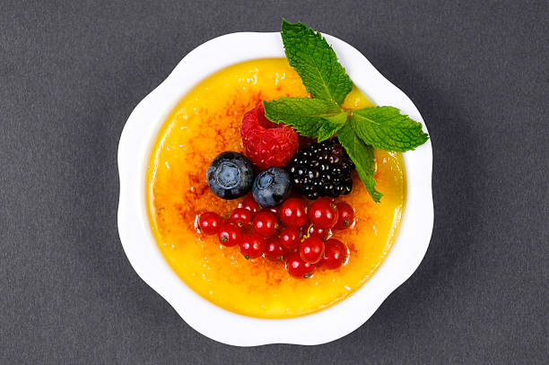 crème brûlée mit frischen beeren auf grau (top view - fruchtgarnierung stock-fotos und bilder