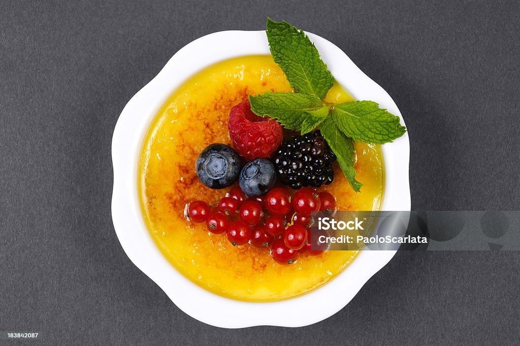 Krem Brûlée z świeże Jagody na szaro (widok z góry - Zbiór zdjęć royalty-free (Creme brulee)