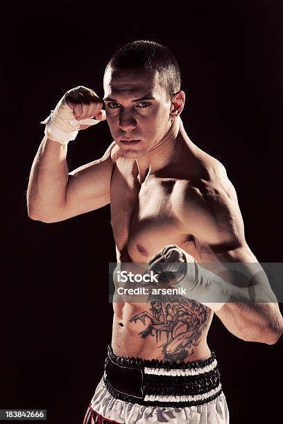 Foto de Muay Thai Fighter e mais fotos de stock de Adulto - Adulto, Agressão, Artes Marciais