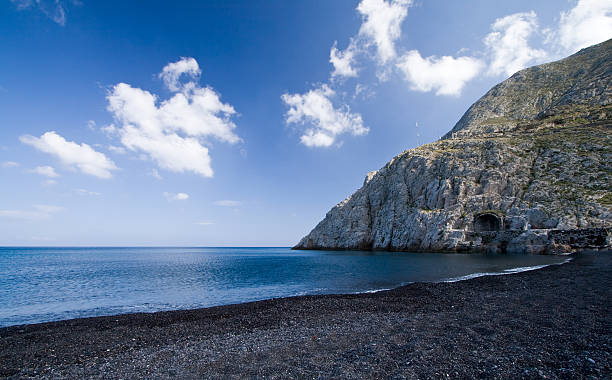 kamari beach - black sand beach santorini greece stock-fotos und bilder