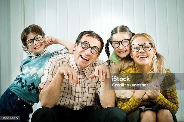 가족 Nerds 있는 집에서 카메라를 보고 미소 1970-1979 년에 대한 스톡 사진 및 기타 이미지 - 1970-1979 년, 4 명, T 셔츠