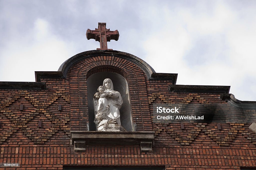 Virgen maría de jesús estatua en old red brick escuela - Foto de stock de Aire libre libre de derechos