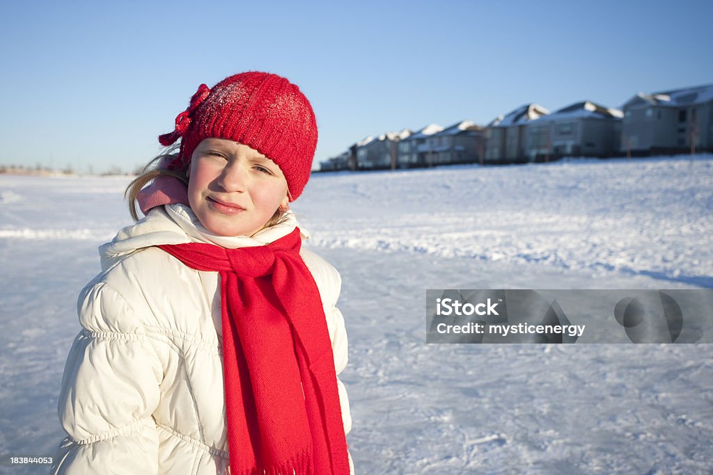 Fille debout sur glace - Photo de 10-11 ans libre de droits