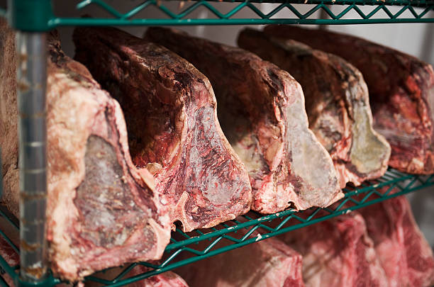 envelhecimento carne de bovino seca na câmara frigorífica - dry aged imagens e fotografias de stock