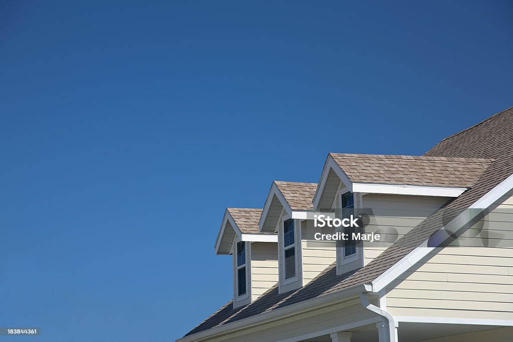 Dormer Windows; cielo azul - Foto de stock de Tejado libre de derechos