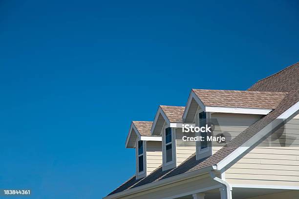 Foto de Janelas Verticais Permitem Céu Azul Límpido e mais fotos de stock de Telhado - Telhado, Casa, Céu - Fenômeno natural