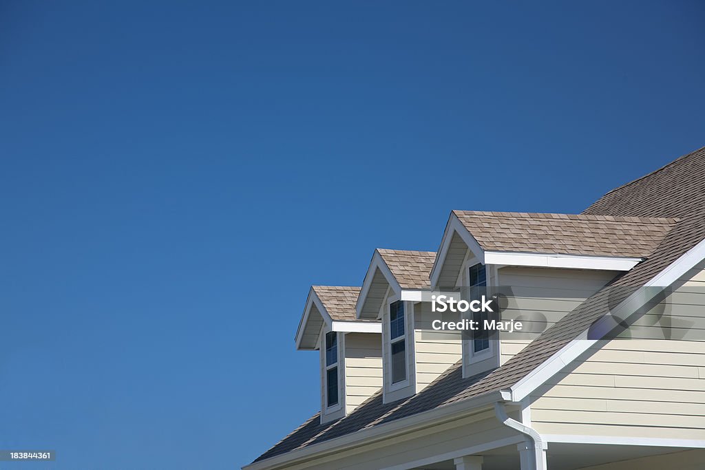 Слуховое окно Windows; прозрачный небесно-голубой - Стоковые фото Крыша роялти-фри