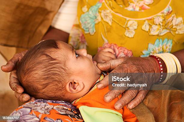 Indische Frau Hält Ihr Kind Stockfoto und mehr Bilder von Baby - Baby, Hinduismus, Armut