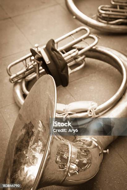 Tuba E Tappo Di Tenere A Terra - Fotografie stock e altre immagini di Ambientazione esterna - Ambientazione esterna, Arte, Cultura e Spettacolo, Basco