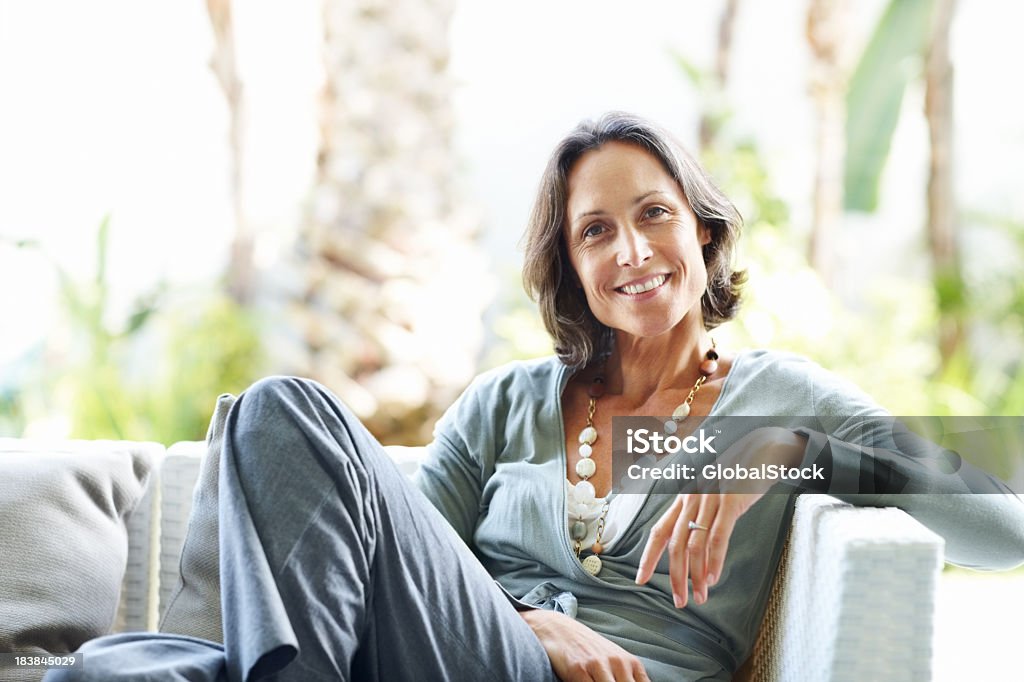 Casual donna matura rilassante a casa - Foto stock royalty-free di Donne