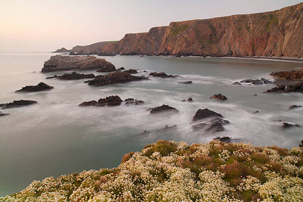 hartland quay coucher du soleil - bude photos et images de collection