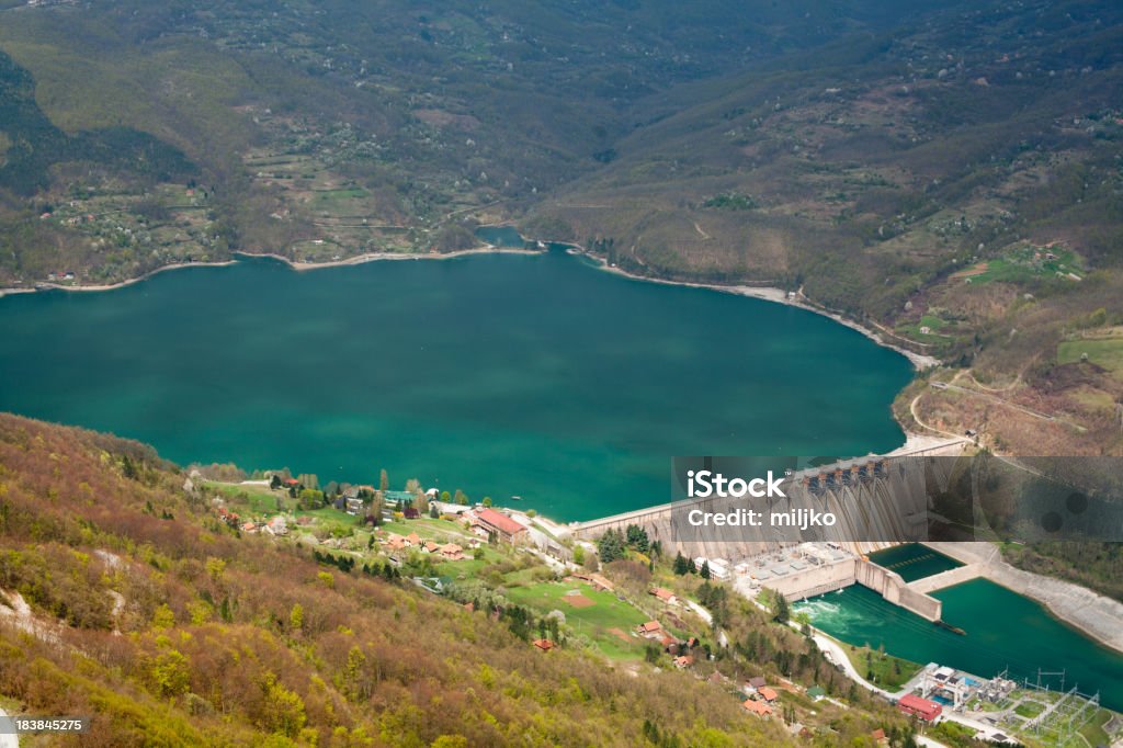 Barragem Perucac sobre o Rio Drina. Central hidroeléctrica - Royalty-free Azul Foto de stock