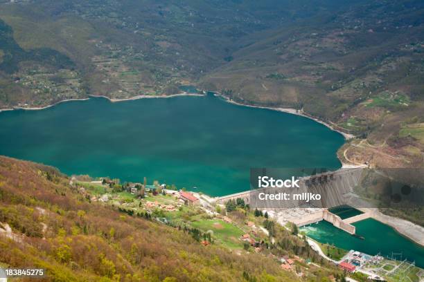 Barragem Perucac Sobre O Rio Drina Central Hidroeléctrica - Fotografias de stock e mais imagens de Azul