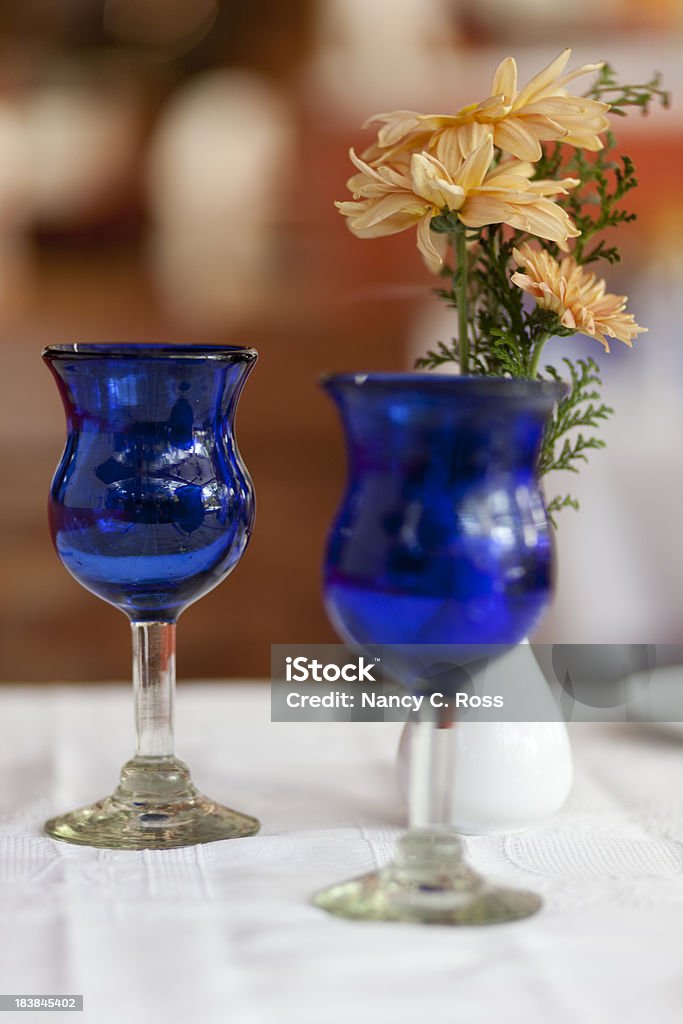 Blue copos em uma mesa, flores em vaso, restaurantes finos, restaurante - Foto de stock de Ambiente - All Vocabulary royalty-free