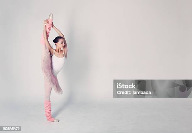 Flessibile Ballerino Di Danza Classica - Fotografie stock e altre immagini di Adolescente - Adolescente, Adulto, Arte, Cultura e Spettacolo
