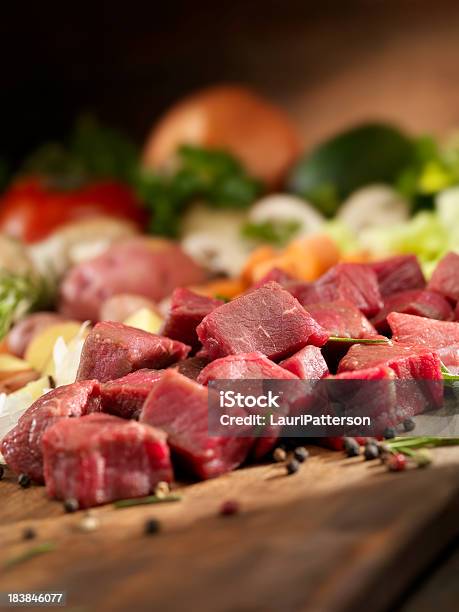 Raw Zutaten Für Rindfleischeintopf Stockfoto und mehr Bilder von Würfel - Geometrische Form - Würfel - Geometrische Form, Fleisch, Geschnitten