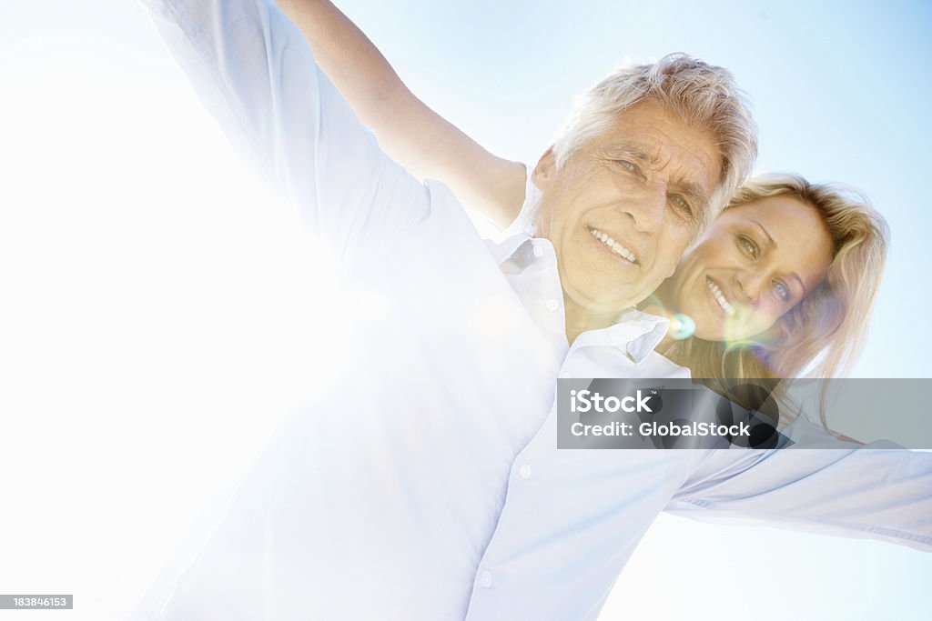 Mujer presenta hucha back ride en un día soleado - Foto de stock de 40-49 años libre de derechos