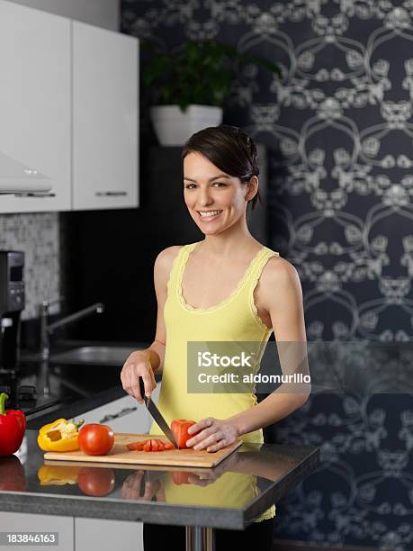 Jovem Mulher Na Cozinha - Fotografias de stock e mais imagens de 20-29 Anos - 20-29 Anos, Adulto, Alegria