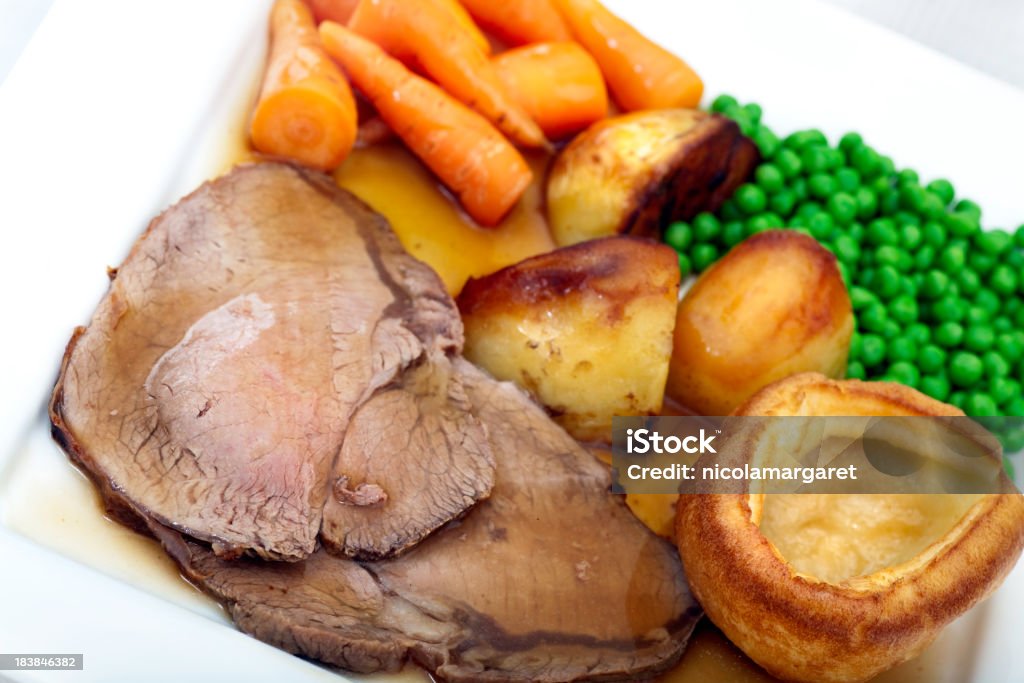 Carne de res asada tradicional y pudín de Yorkshire - Foto de stock de Alimento libre de derechos