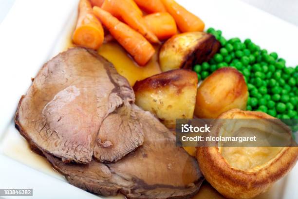 Carne De Res Asada Tradicional Y Pudín De Yorkshire Foto de stock y más banco de imágenes de Alimento