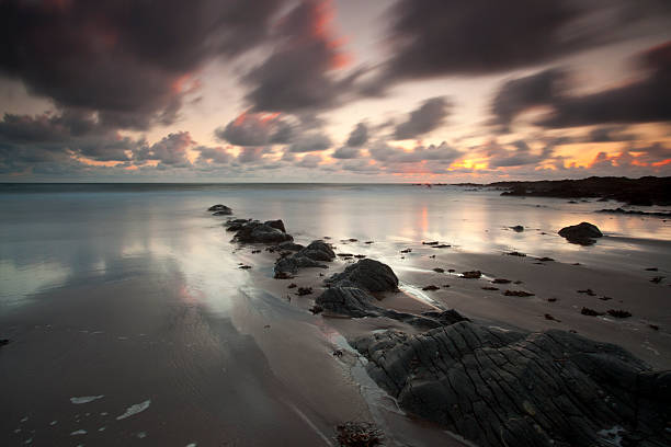 sonnenuntergang am leuchtturm hartland quay - devon north devon sunset multi colored stock-fotos und bilder