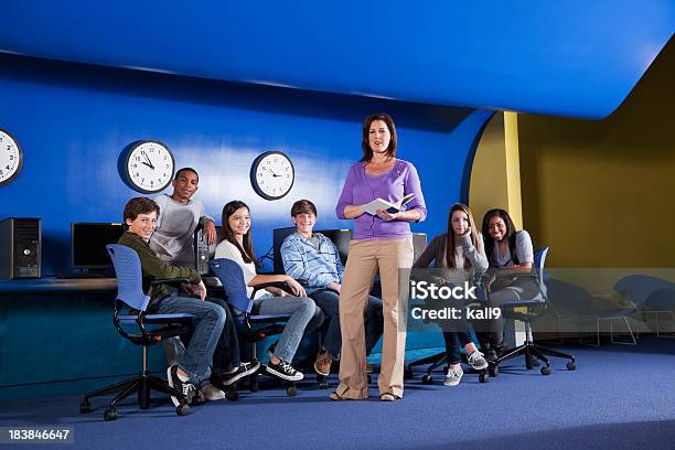 Professor Com Os Alunos Na Adolescência - Fotografias de stock e mais imagens de Adolescente - Adolescente, Laboratório de Informática, 14-15 Anos