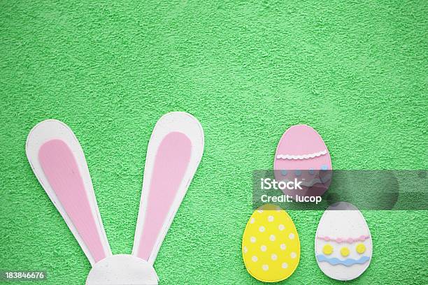 Huevos De Pascua Y Las Orejas De Conejo Fondo Verde Foto de stock y más banco de imágenes de Pascua