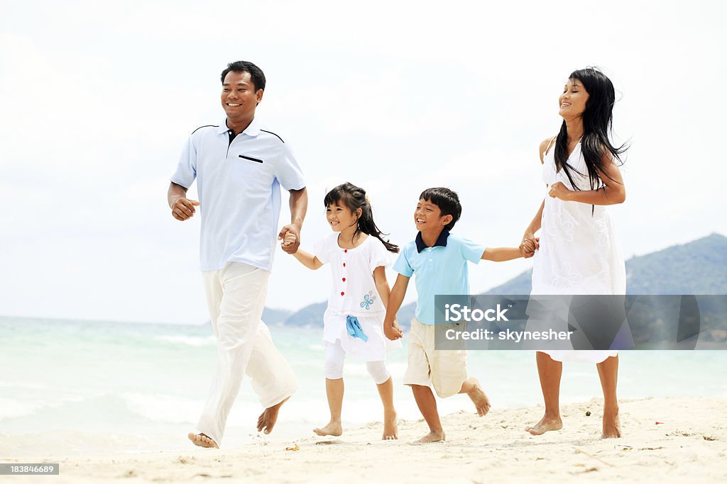 Asiatische Familie Laufen am Strand. - Lizenzfrei Asiatischer und Indischer Abstammung Stock-Foto