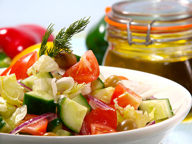 ensalada al jardín - mediterranean cuisine salad olive oil tomato salad fotografías e imágenes de stock