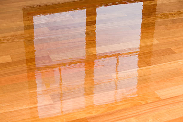 wet poliuretano sul nuovo pavimento di legno con riflessione di finestra - fine wood foto e immagini stock