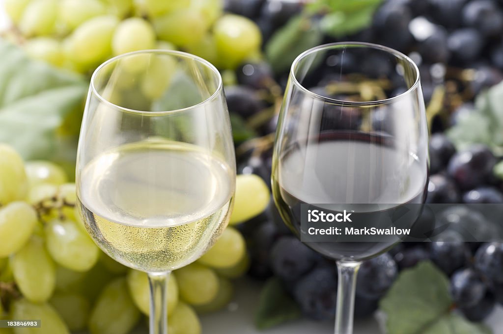 Rouge et blanc vin avec des raisins verts et violet - Photo de Feuille libre de droits