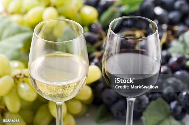 Photo libre de droit de Rouge Et Blanc Vin Avec Des Raisins Verts Et Violet banque d'images et plus d'images libres de droit de Feuille