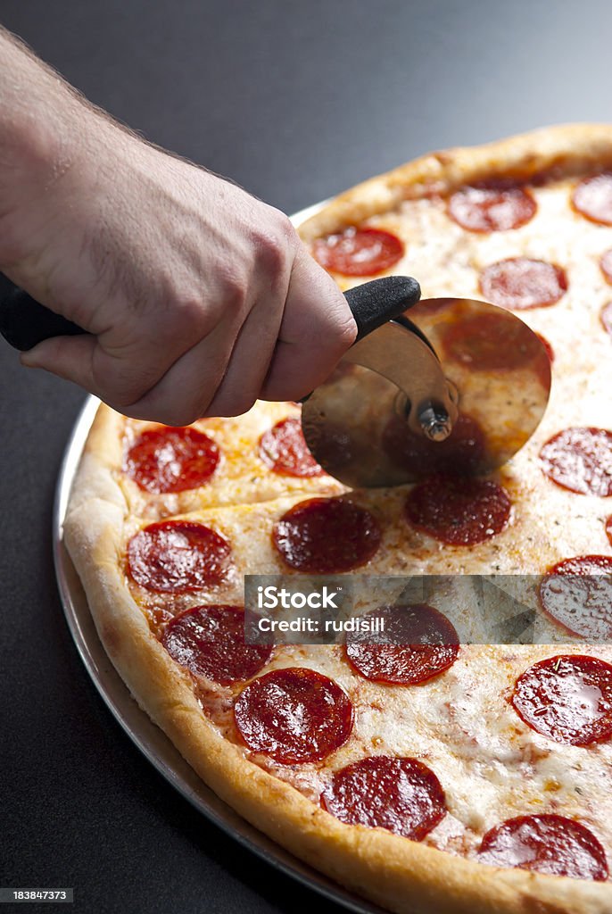 Slicing Pizza - Foto stock royalty-free di Pizza