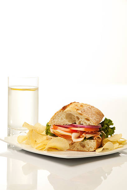 sandwich di tacchino & patatine fritte - sandwich turkey potato chip plate foto e immagini stock